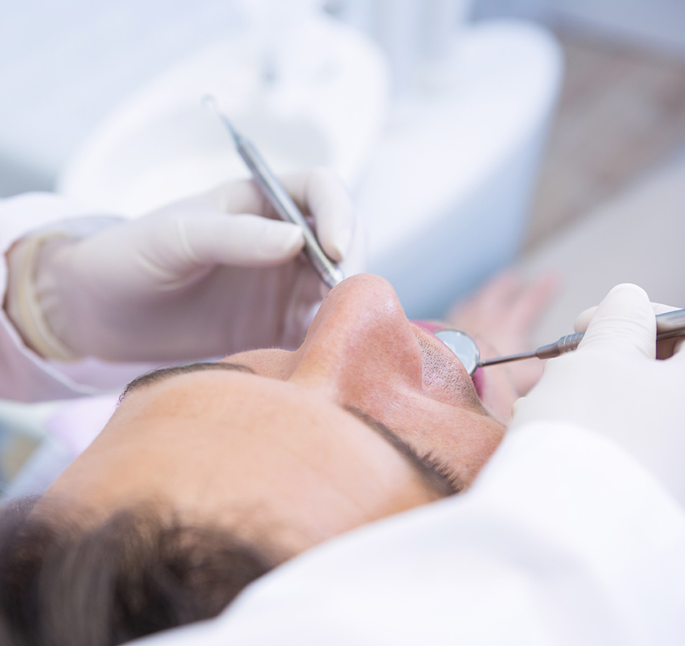 paciente recibiendo tratamiento de endodoncia en Clínica Dental Valeria Bolbarán. 