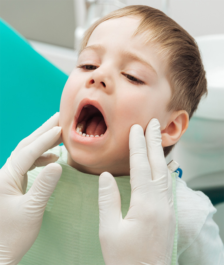 Imagen de niño recibiendo tratamiento de calidad en Clínica Dental Valeria Bolbarán. Salud dental. infantil