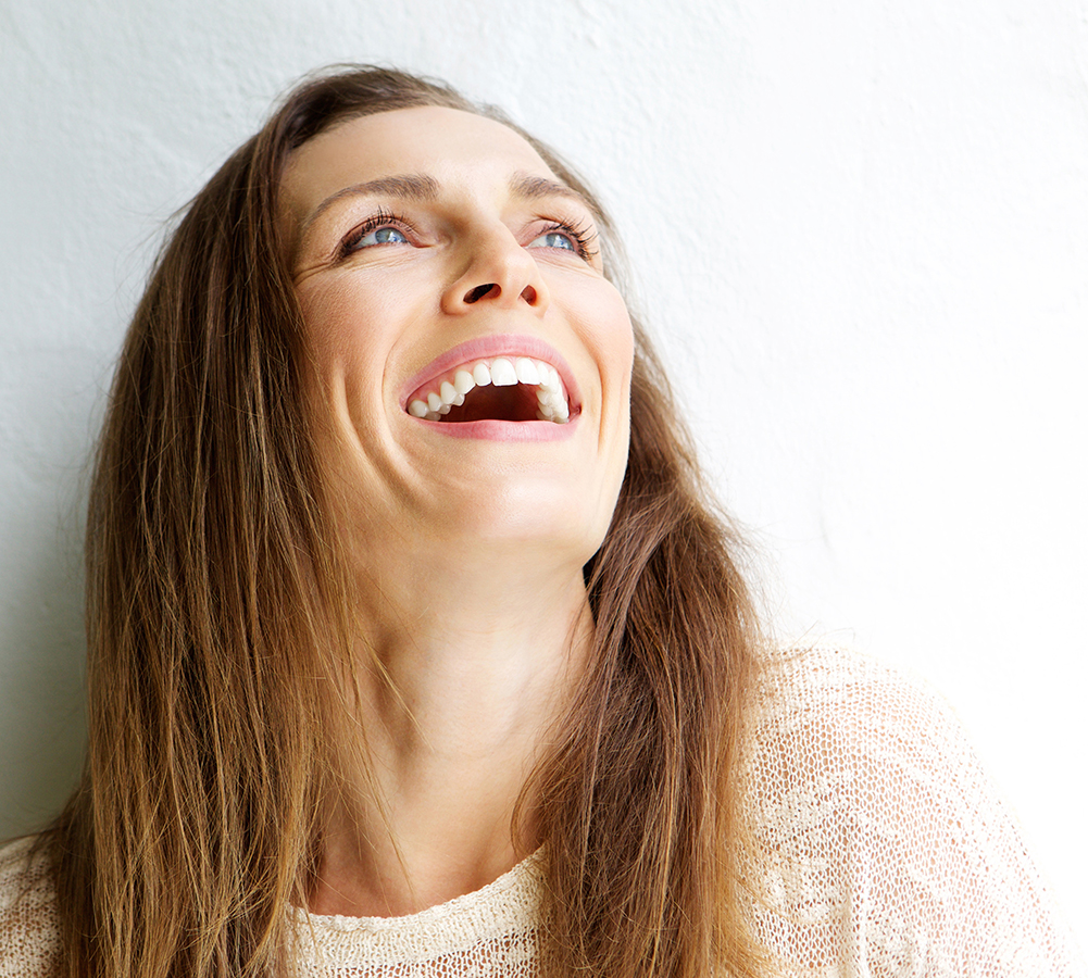 Alineación dental invisible con Invisalign. Clínica Dental Valeria Bolbarán. Mujer feliz con la alineación dental invisible con Invisalign. Clínica Dental Valeria Bolbarán.